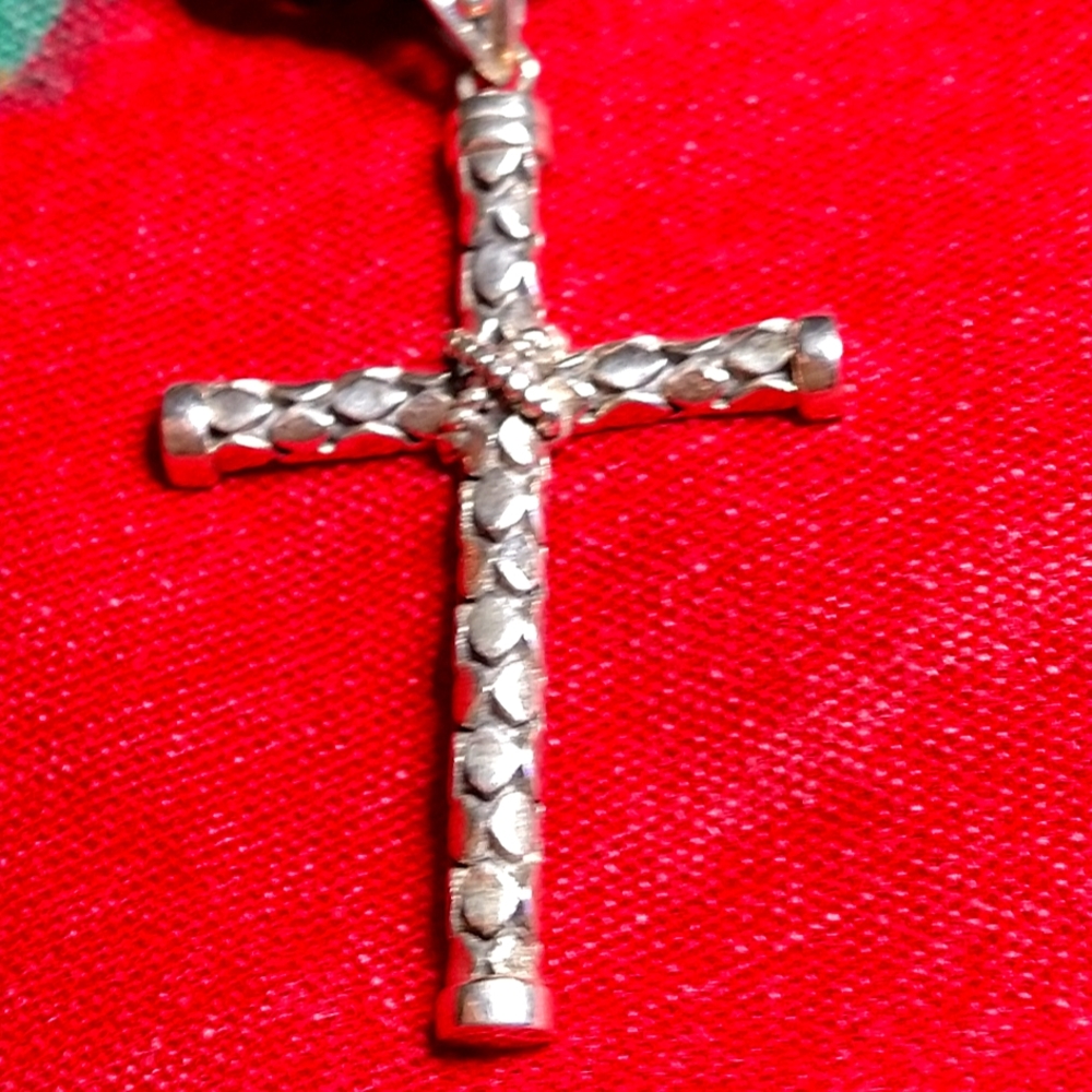 🔥18" OR 20" STERLING CHAIN., 2-1/4" LONG. STERLING PEBBLED MOTIF ON CROSS.